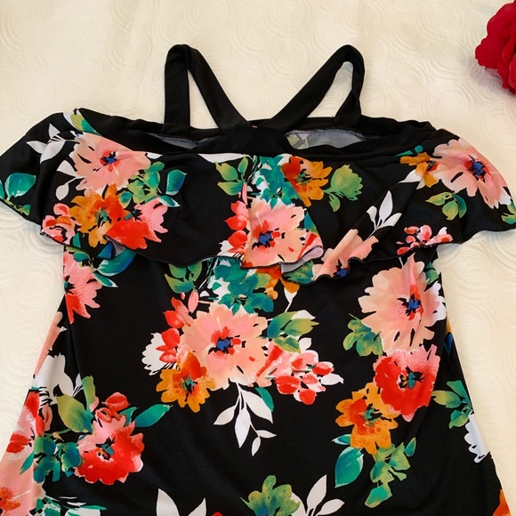 Cold Shoulder Top - Picture 4 of 4